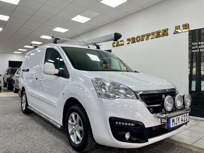 Vit Begagnad 2017 Peugeot Partner Minibuss | 74 900 kr (Marknadspris) - Bild 1/4
