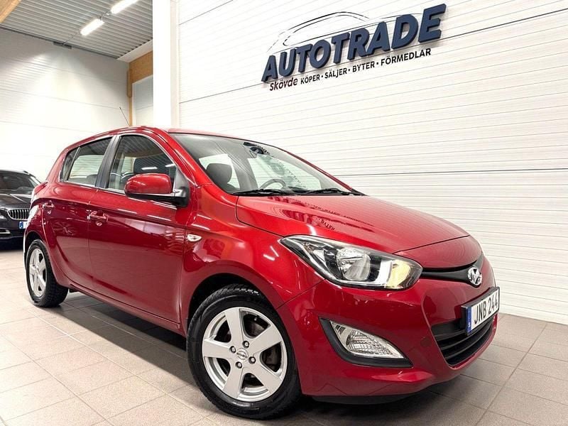 Röd Begagnad 2015 Hyundai i20 Select Halvkombi | 69 900 kr (Marknadspris) - Bild 1/4