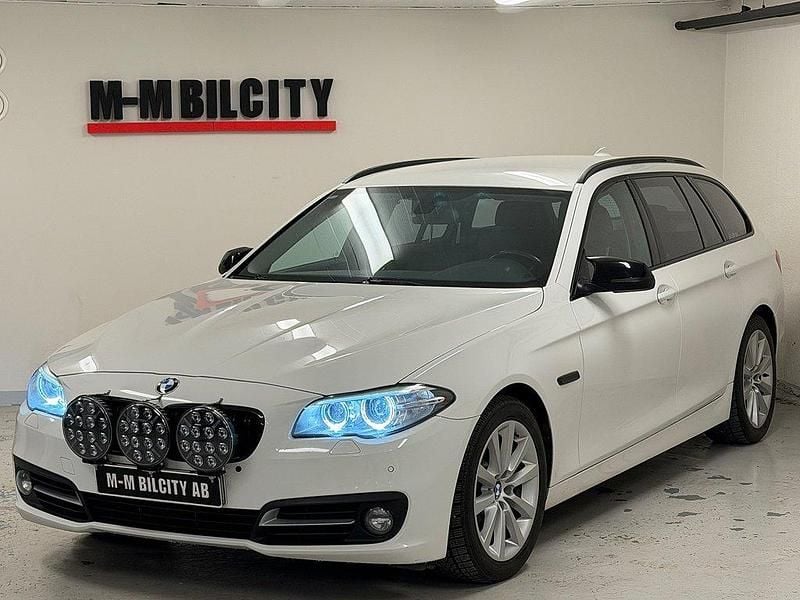 Vit Begagnad 2014 BMW 520 Kombi | 122 900 kr (Marknadspris) - Bild 1/4
