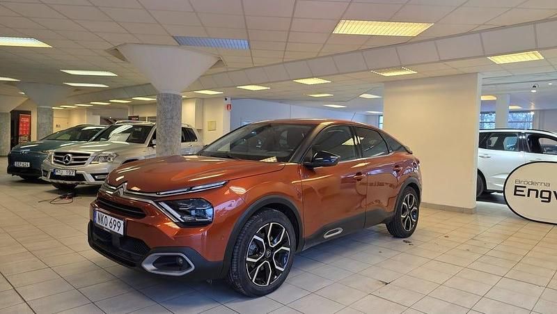 Orange Begagnad 2022 Citroën e-C4 Shine Halvkombi | 179 900 kr (Bra pris) - Bild 1/4