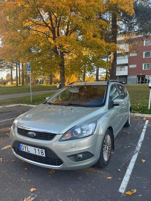 Grå Begagnad 2010 Ford Focus Titanium Kombi | 33 000 kr (Marknadspris) - Bild 1/4