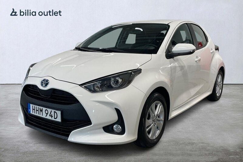 Vit Begagnad 2023 Toyota Yaris Hybrid Active Halvkombi | 234 000 kr (Marknadspris) - Bild 1/4