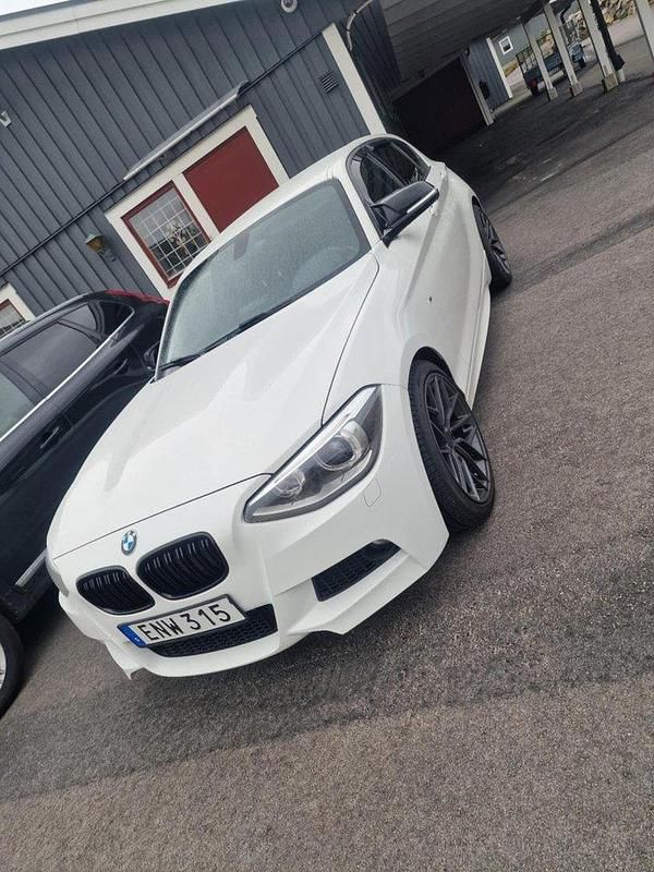 Vit Begagnad 2014 BMW 116 M Sport Halvkombi | 79 900 kr (Marknadspris) - Bild 1/4