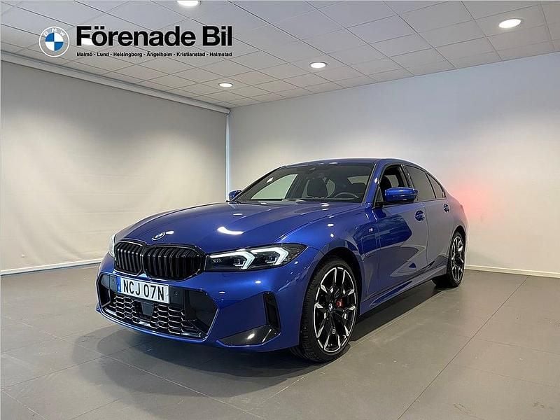 Blå Begagnad 2024 BMW 330e M Sport Sedan | 549 000 kr (Dyr) - Bild 1/4