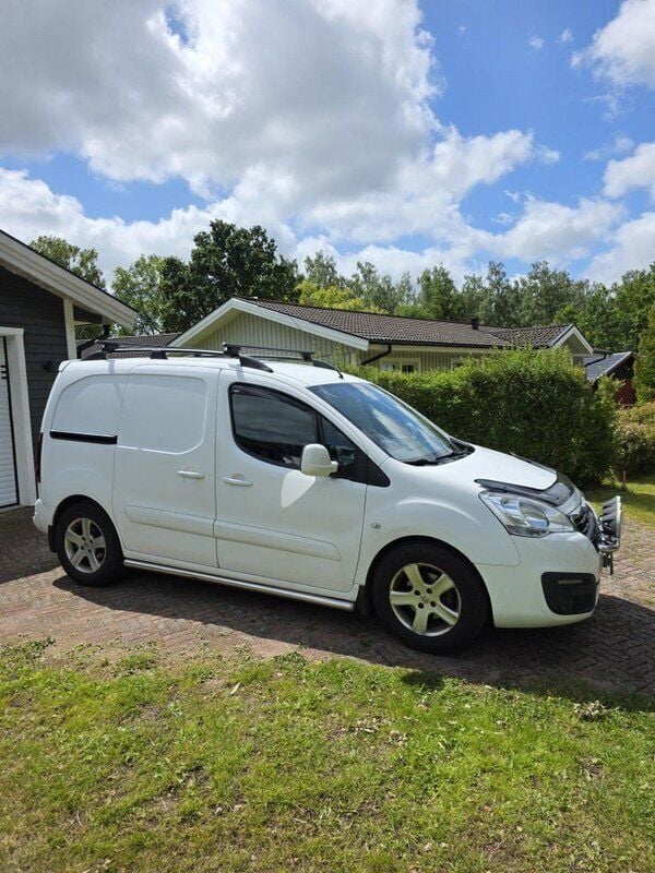 Vit Begagnad 2016 Peugeot Partner Minibuss | 52 000 kr (Lite dyr) - Bild 1/1