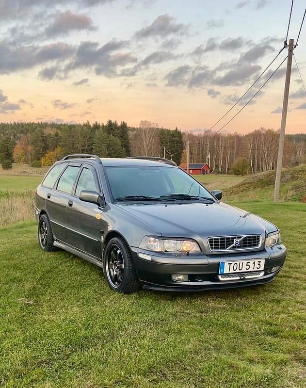 Gray metallic Begagnad 2003 Volvo V40 Kombi | 25 000 kr (Bra pris) - Bild 1/4