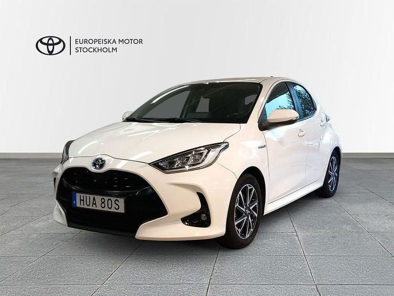 Vit Begagnad 2021 Toyota Yaris Hybrid Active Halvkombi | 219 900 kr (Marknadspris) - Bild 1/3