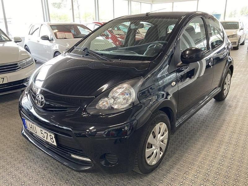 Svart Begagnad 2013 Toyota Aygo Halvkombi | 45 900 kr (Marknadspris) - Bild 1/4