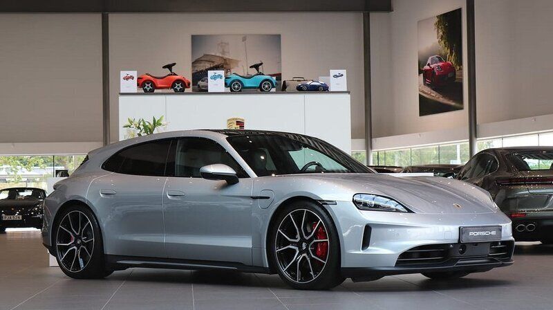 Silver Begagnad 2024 Porsche Taycan 4S Sport Turismo Sedan | 1 249 000 kr - Bild 1/4