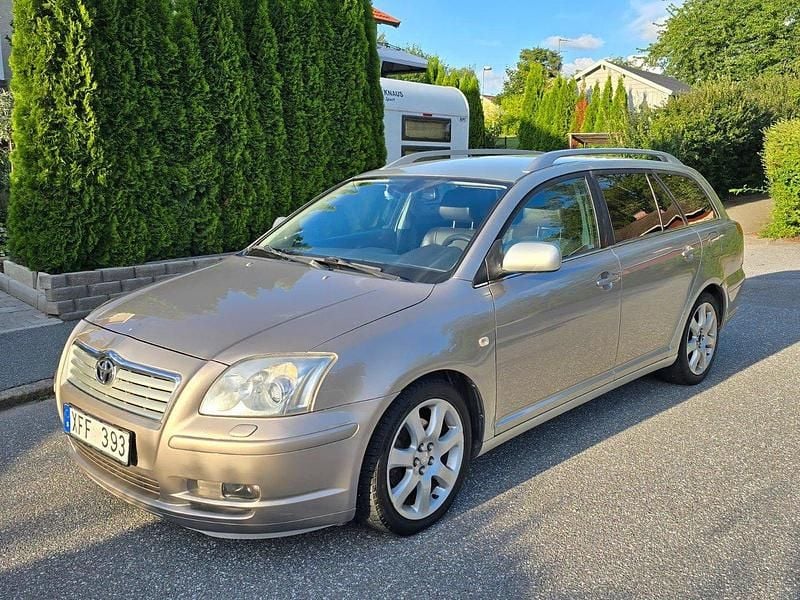 Silver Begagnad 2005 Toyota Avensis Kombi | 58 800 kr (Dyr) - Bild 1/4
