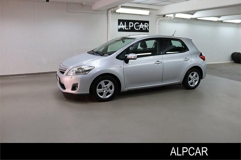 Silver Begagnad 2010 Toyota Auris Hybrid Halvkombi | 98 000 kr (Lite dyr) - Bild 1/4