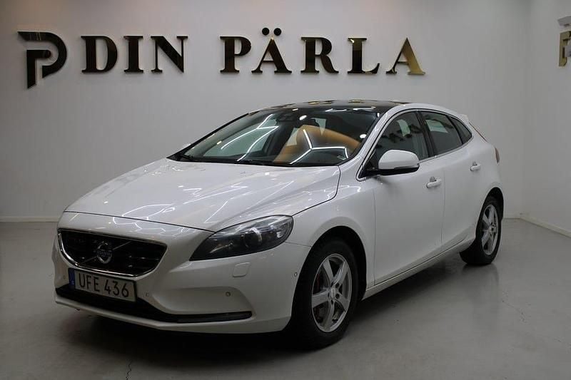 Vit Begagnad 2015 Volvo V40 Summum Kombi | 74 900 kr (Bra pris) - Bild 1/4
