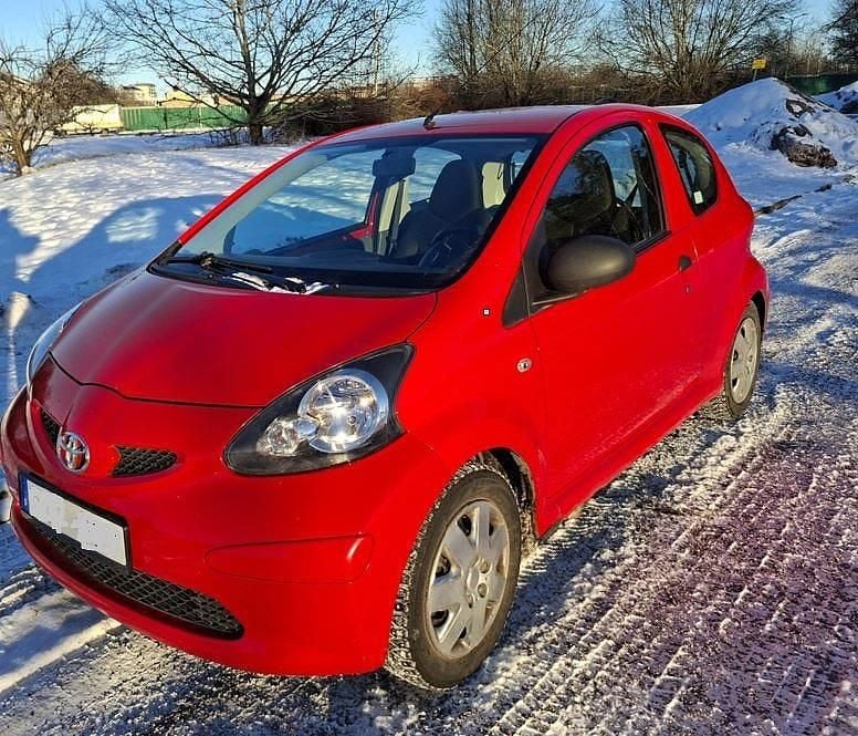 Cherry red Begagnad 2006 Toyota Aygo Halvkombi | 24 900 kr (Marknadspris) - Bild 1/4