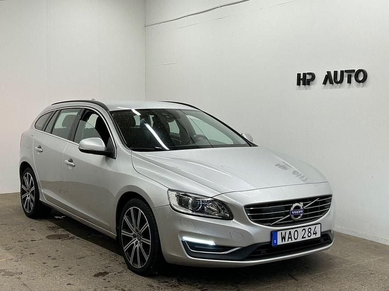 Silver Begagnad 2018 Volvo V60 Momentum Kombi | 199 900 kr (Bra pris) - Bild 1/4
