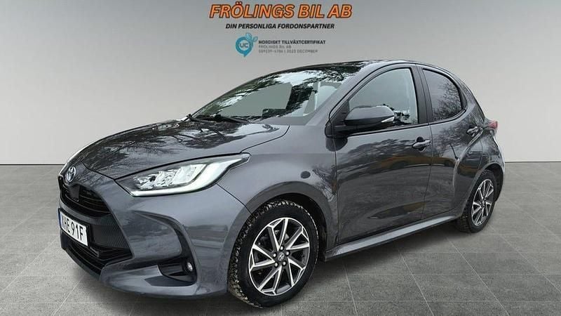 Gråmetallic Begagnad 2022 Toyota Yaris Hybrid Active | 188 999 kr (Superpris) - Bild 1/4