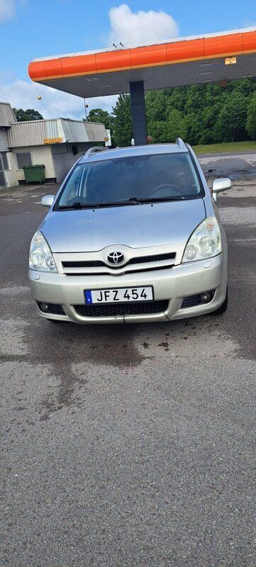 Silver Begagnad 2007 Toyota Corolla Verso Minibuss | 30 000 kr (Bra pris) - Bild 1/4