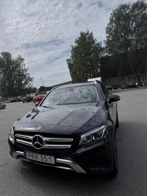 Svart Begagnad 2018 Mercedes GLC220 SUV | 259 999 kr (Marknadspris) - Bild 1/4