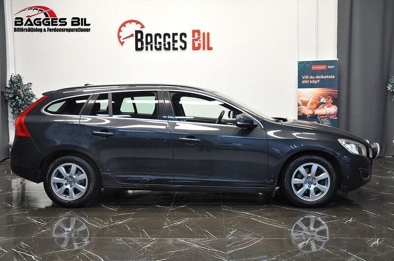 Grå Begagnad 2011 Volvo V60 Kombi | 59 900 kr (Marknadspris) - Bild 1/4