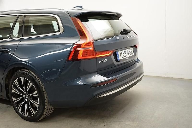 Begagnad Volvo V60 Core 253 HK (186 kW) 2022 Blå Kombi