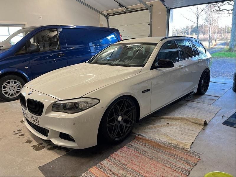 Vit Begagnad 2013 BMW 520 M Sport Kombi | 150 000 kr (Dyr) - Bild 1/4