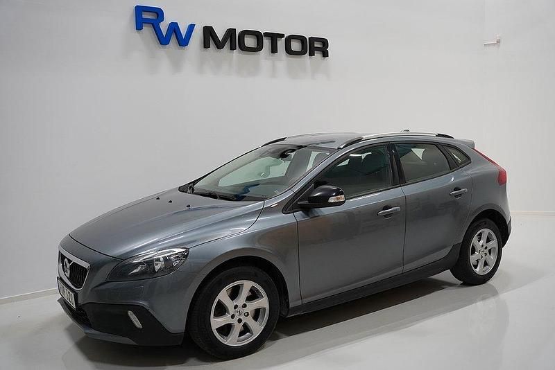 Grå Begagnad 2017 Volvo V40 CC Kombi | 104 900 kr (Marknadspris) - Bild 1/4