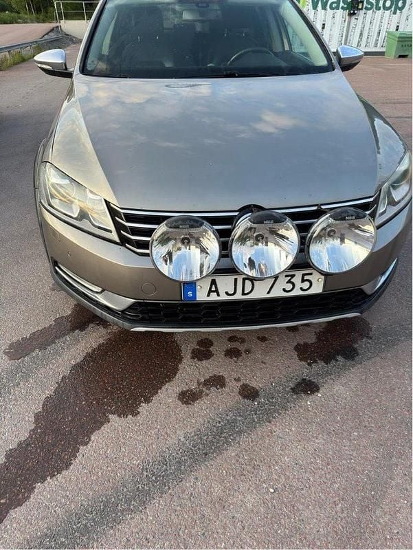 Brun Begagnad 2013 VW Passat Alltrack Kombi | 83 000 kr (Marknadspris) - Bild 1/4