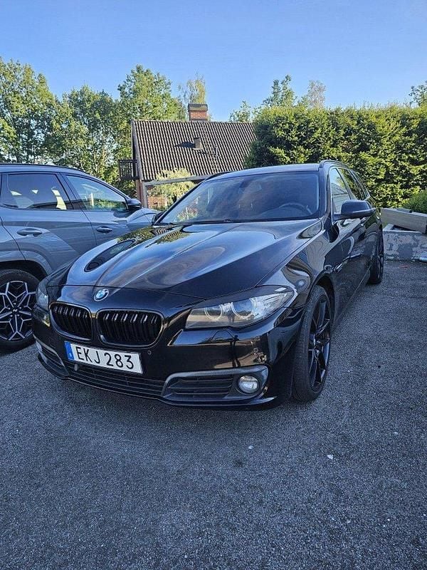 Svart Begagnad 2017 BMW 520 Kombi | 165 000 kr (Superpris) - Bild 1/4