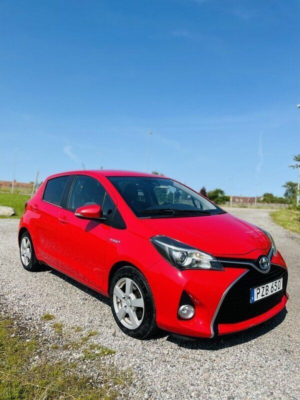 Röd Begagnad 2015 Toyota Yaris Hybrid Halvkombi | 115 000 kr (Lite dyr) - Bild 1/4