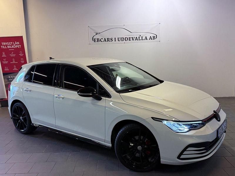 Vit Begagnad 2021 VW Golf VIII Halvkombi | 279 900 kr (Marknadspris) - Bild 1/4