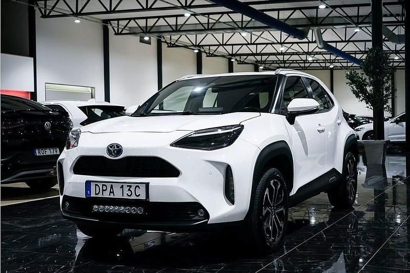 Vit Begagnad 2022 Toyota Yaris Active Halvkombi | 244 500 kr (Marknadspris) - Bild 1/4