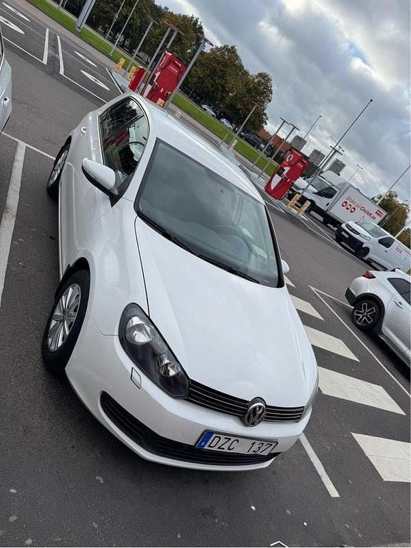 Vit Begagnad 2011 VW Golf VI Halvkombi | 95 000 kr (Marknadspris) - Bild 1/4