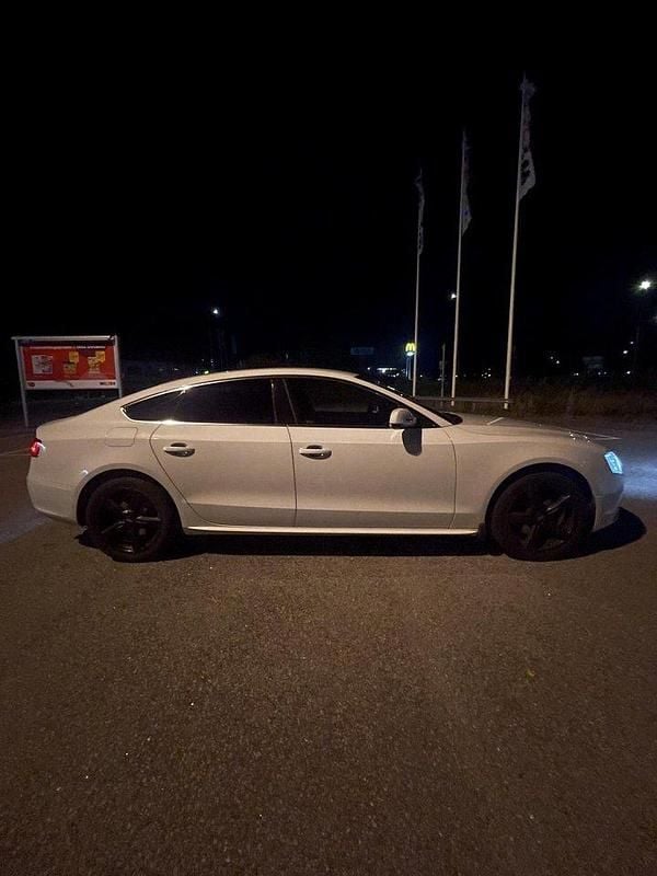 Vit Begagnad 2012 Audi A5 Sportback Comfort Halvkombi | 125 000 kr (Marknadspris) - Bild 1/4