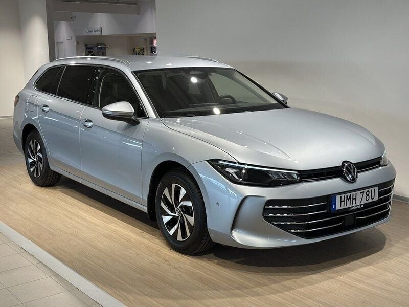 Blå (reef blue metallic) Begagnad 2024 VW Passat Business Kombi | 359 000 kr (Lite dyr) - Bild 1/3