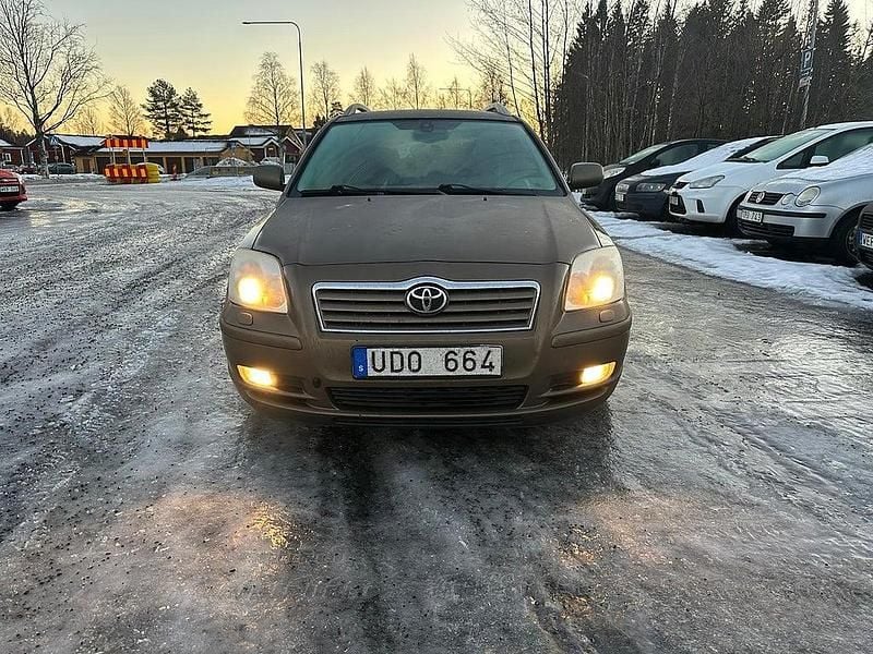 Brun Begagnad 2003 Toyota Avensis Kombi | 44 900 kr (Lite dyr) - Bild 1/4