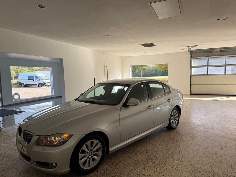 Ljusgrå Begagnad 2011 BMW 320 Sedan | 68 900 kr (Bra pris) - Bild 1/4