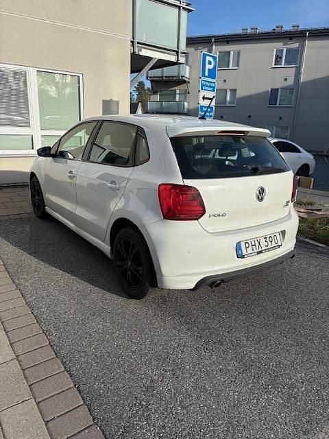 Vit Begagnad 2017 VW Polo Halvkombi | 89 000 kr (Marknadspris) - Bild 1/4