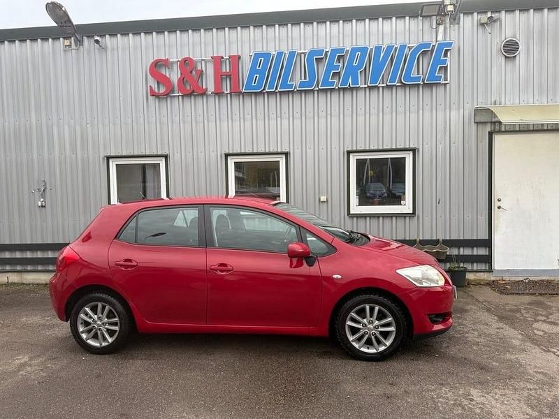 Begagnad Toyota Auris 124 HK (91 kW) 2008 Röd Halvkombi