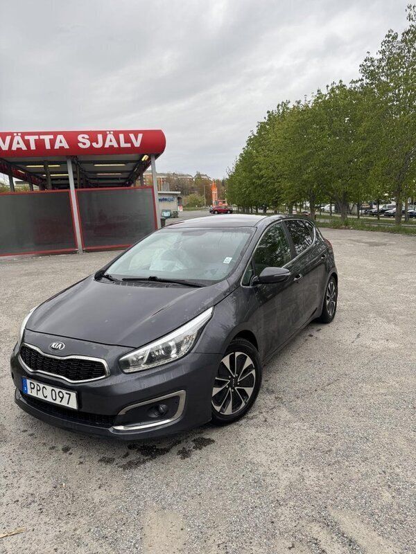 Grå Begagnad 2016 Kia Ceed Halvkombi | 76 000 kr (Superpris) - Bild 1/3