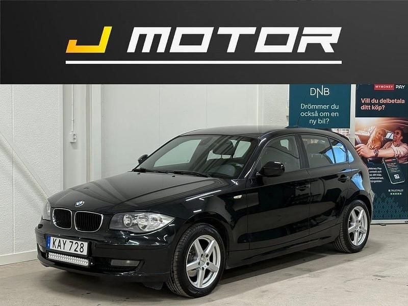 Svart Begagnad 2010 BMW 116 Comfort Edition Halvkombi | 59 900 kr (Marknadspris) - Bild 1/4
