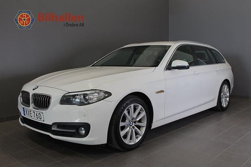 Vit Begagnad 2015 BMW 520 Sport Line Kombi | 139 900 kr (Marknadspris) - Bild 1/4