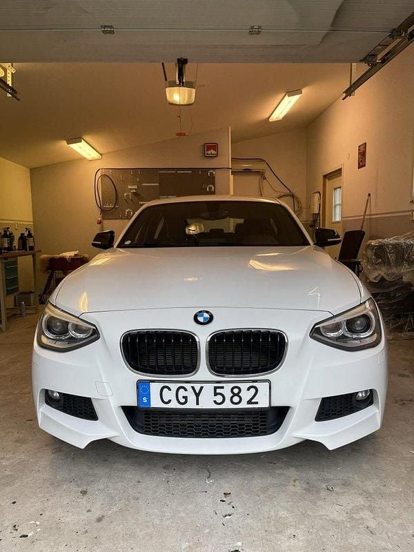 Vit Begagnad 2015 BMW 116 M Sport Halvkombi | 100 000 kr (Marknadspris) - Bild 1/4