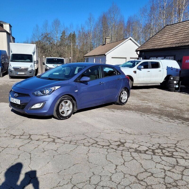 Blå Begagnad 2013 Hyundai i30 Select Halvkombi | 74 000 kr (Marknadspris) - Bild 1/4