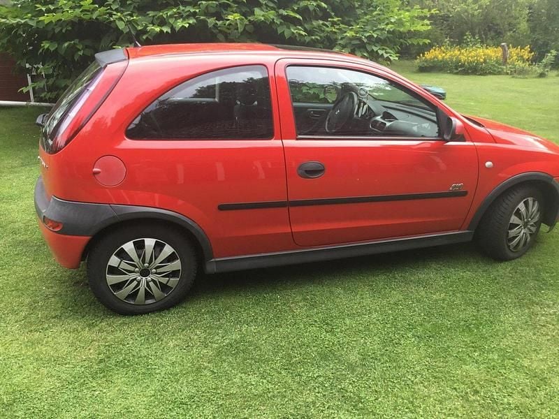 Röd Begagnad 2001 Opel Corsa Halvkombi | 22 000 kr (Lite dyr) - Bild 1/4