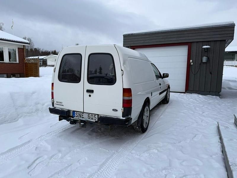 Begagnad Ford Escort 70 HK (51 kW) 2001