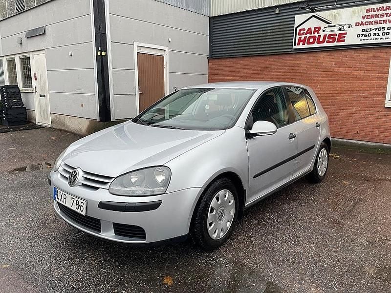 Silver Begagnad 2004 VW Golf IV Trendline Halvkombi | 34 900 kr (Marknadspris) - Bild 1/4