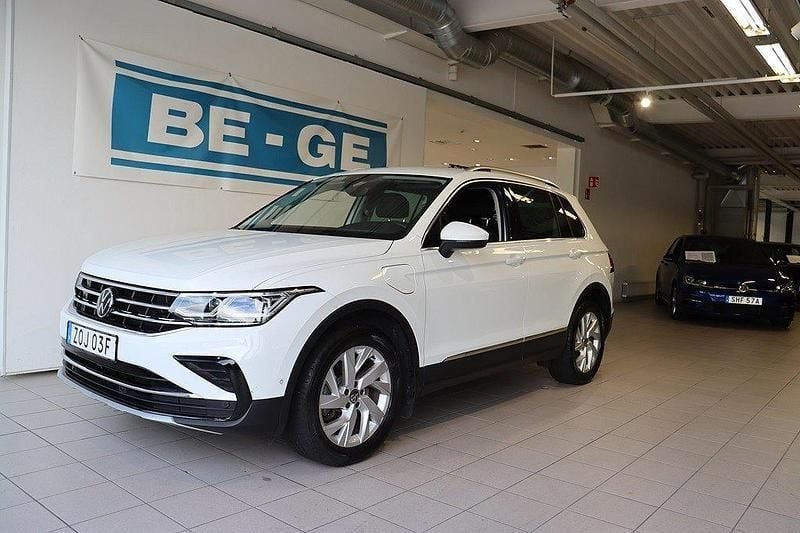 Vit Begagnad 2023 VW Tiguan Elegance SUV | 399 900 kr (Marknadspris) - Bild 1/4