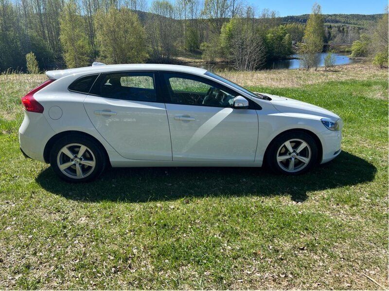 Vit Begagnad 2018 Volvo V40 Kinetic Kombi | 150 000 kr (Marknadspris) - Bild 1/4