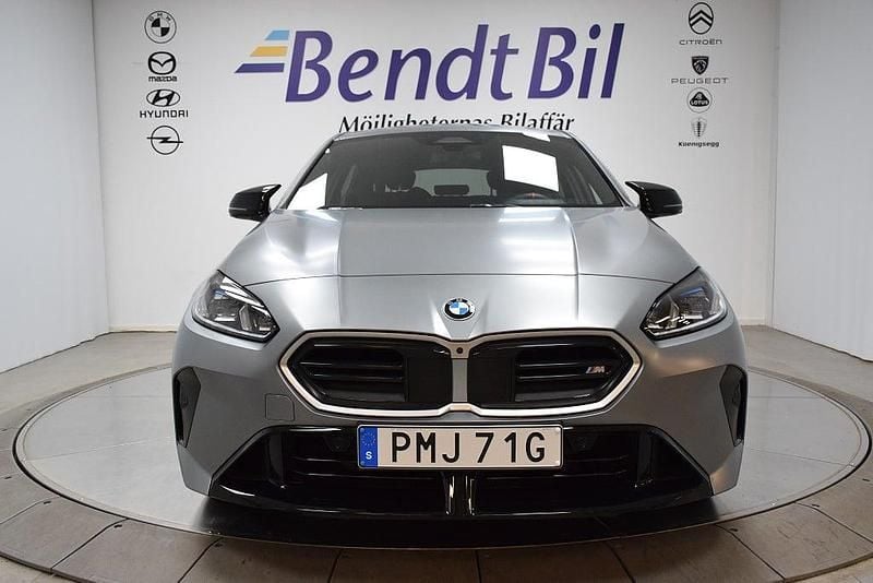 Begagnad BMW M135 Comfort Edition 301 HK (221 kW) 2024 Individual frozen pure grey metallic Halvkombi