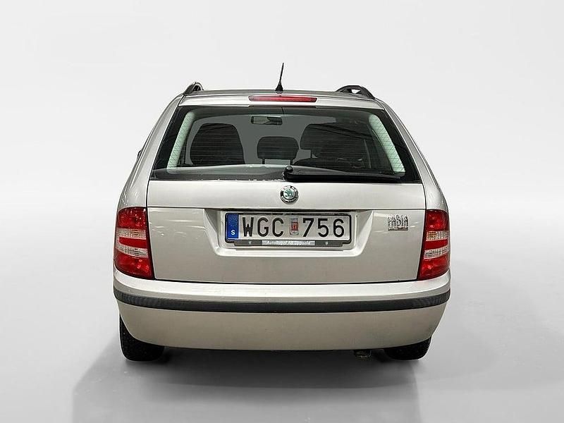 Begagnad Skoda Fabia 64 HK (47 kW) 2004 Silver Kombi