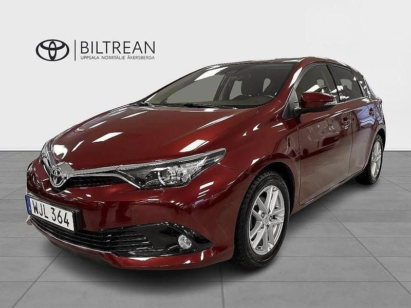 Röd Begagnad 2016 Toyota Auris Edition Halvkombi | 155 900 kr (Marknadspris) - Bild 1/3